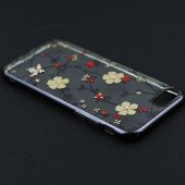 Чехол Cavaro Flora Series для iPhone 7/8 Цветы/Чёрный Чехол Cavaro Flora Series для iPhone 7/8 Цветы/Чёрный